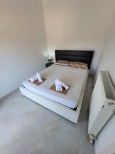 Un pat sau paturi într-o cameră la Ina's Masionette