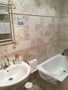 a bathroom with a sink and a bath tub at Posada El Nozal in Seña