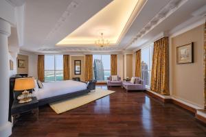 Dusit Hotel & Suites - Doha房間的床