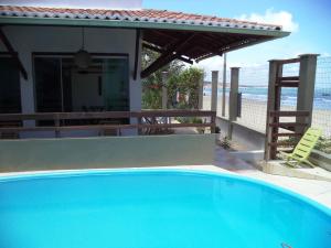 בריכת השחייה שנמצאת ב-Pousada Na Beira do Mar או באזור