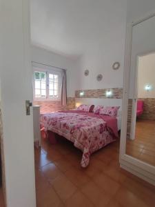Postel nebo postele na pokoji v ubytování Bungalow Santa Fe en Playa del Inglés + 21 fotografií
