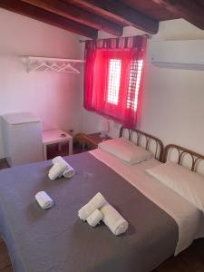 テッラジーニにあるTerrasini 2000 Case Vacanzaのベッドルーム1室(ベッド1台、タオル2枚付)