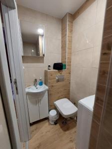 ein kleines Badezimmer mit Toilette und Waschbecken in der Unterkunft Cuca Apartments in Belgrad