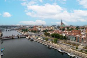 Blick auf eine Stadt mit Fluss und Brücke in der Unterkunft Wielka Odrzańska 317- RiverView in Stettin