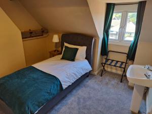 Dormitorio pequeño con cama y lavamanos en The Halt, Sheringham - 2x car spaces, Family friendly holiday home close to beach, en Sheringham