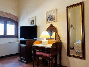 A television and/or entertainment centre at Agriturismo Sabidor