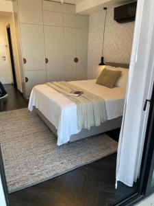 een slaapkamer met een groot bed en een tapijt bij דירת סטודיו על הים בצפון תל אביב in Tel Aviv