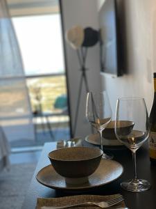 - une table avec 2 verres à vin et un bol dans l'établissement דירת סטודיו על הים בצפון תל אביב, à Tel Aviv