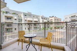 A balcony or terrace at Flea Market 1BR - 6 09 Tankhum St Tel Aviv #