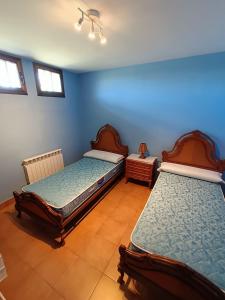 Un pat sau paturi într-o cameră la El Collau de NUÑO - casa independiente en Gijón