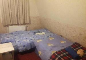 ein Schlafzimmer mit einem Bett mit einem Teddybär drauf in der Unterkunft Taj Hostel in Gudauri