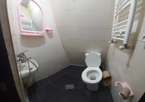Kylpyhuone majoituspaikassa Taj Hostel