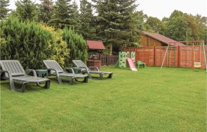 un gruppo di sedie in un cortile con parco giochi di 3 Bedroom Gorgeous Home In Santoczno a Santoczno