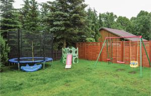 un cortile con altalena e parco giochi di 3 Bedroom Gorgeous Home In Santoczno a Santoczno