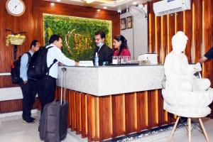 SatnaRadha Residency的一群人站在一家餐馆的酒吧里