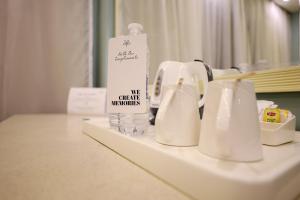 Příslušenství pro přípravu čaje a kávy v ubytování Blend Club Aqua Resort