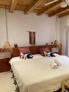 1 dormitorio con 2 camas en una habitación con techos de madera en La Bohemia del Rio Hostal Boutique-Adults Only, en Santa Eulària des Riu