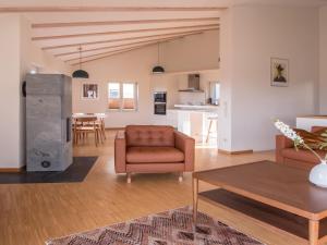 ein Wohnzimmer mit einem Sofa und einem Tisch in der Unterkunft Stylish Apartment in Quedlinburg with Panoramic Window in Quedlinburg