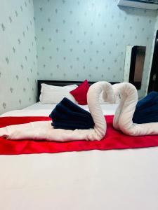 Een bed of bedden in een kamer bij Hotel Shabana - Colaba Causeway