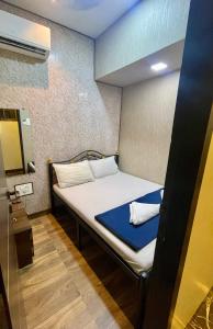Un pat sau paturi într-o cameră la Hotel Shabana - Colaba Causeway