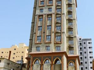 科威特的住宿－Relax inn Apartment - Fahaheel，一面有窗户的高高的砖砌建筑