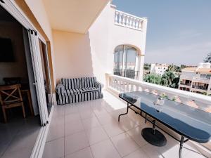 Un balcón con una mesa y una silla en un balcón. en Golf Park Ocean Paradise- Golf del Sur, en San Miguel de Abona