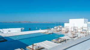 Bazén v ubytování Manoula's Beach Mykonos Resort nebo v jeho okolí