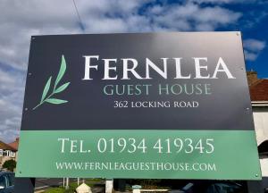 um sinal para uma casa de hóspedes em frente a uma casa em Fernlea Guest house em Weston-super-Mare