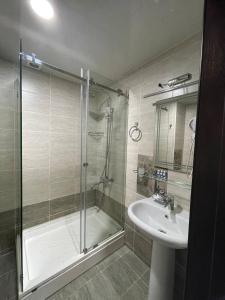 Ett badrum på Marhabo Hotel Palace