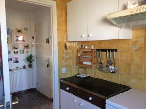 a kitchen with a black counter top in a room at Primera línea aguas termales zen in Comarruga