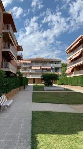 a building with a bench in front of a building at Primera línea aguas termales zen in Comarruga