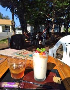 een milkshake en een drankje op een tafel bij Mizu no Gakko in Shari