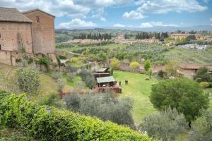 a view of a farm with people in a field at Affittacamere Le camerine di Silvia 2 in Siena