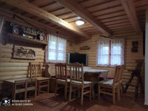ein Esszimmer mit einem Tisch und Stühlen in einer Hütte in der Unterkunft Chata U Juraja in Hruštín