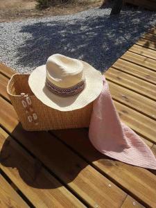 un cappello di paglia appoggiato su una panca di legno di Modern Farmhouse AYO South of Melides a Giz