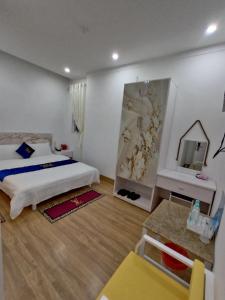 Habitación de hotel con cama y espejo en Onhotel Nice Buôn Ma Thuột en Buon Ma Thuot