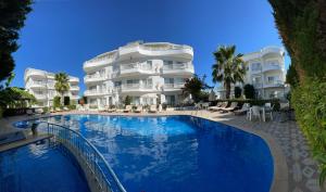 ベレキにあるBelka Golf Residence Delux apt Poolsideのギャラリーの写真