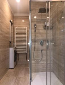 um chuveiro com uma porta de vidro na casa de banho em Dolce Vita Apartments em Mariánské Lázně