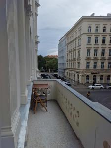 uma varanda com uma mesa e vista para uma rua em Urban Downtown City Center Apartments em Viena
