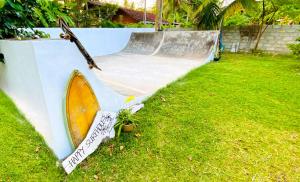 Zahrada ubytování Madiha Surf House Lanka