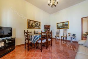 - une salle à manger avec une table et des chaises dans l'établissement Locazione turistica Lorusso, à Andria