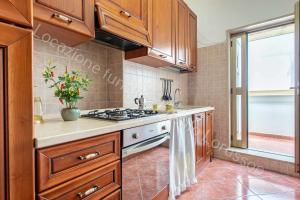 A kitchen or kitchenette at Locazione turistica Lorusso