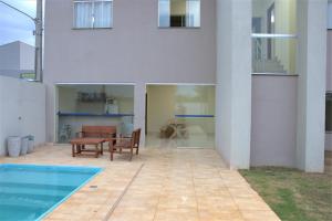 A piscina em ou perto de Sobrado espaçoso com piscina com ar na suite