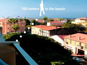 plakat osoby idącej na plażę w obiekcie Cozy studio apartment in Cannes - AC-Self check-in w Cannes