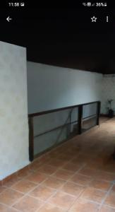 pared blanca con cama en una habitación en Alojamiento en Mendoza en Godoy Cruz