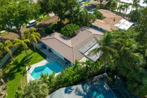 uma vista superior de uma casa com piscina em Moana Beach Cottage em Fort Lauderdale