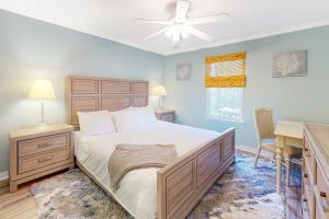 um quarto com uma cama, uma ventoinha de tecto e uma secretária em Sunset Breeze #4 em Dauphin Island