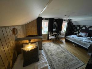 sypialnia z łóżkiem i łóżkiem oraz pokój z łóżkiem w obiekcie Agardhs Pensionat w Sveg