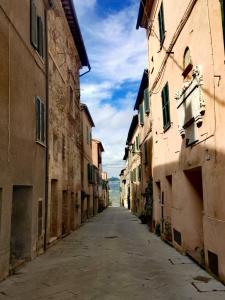 una calle vacía en un viejo pueblo con edificios en Casa Vacanze Carducci, en San Casciano dei Bagni