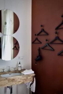 a bathroom with a sink and a mirror at de Lochemse Berg in Barchem